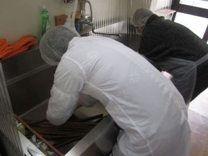 ②野菜を丁寧に洗い、皮むきをします。
