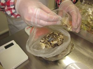 ⑤乾燥後の野菜を計量し袋に詰めます。
