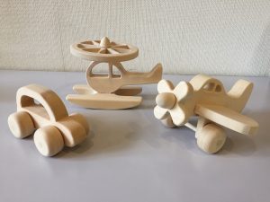 木製玩具（ヘリコプター、飛行機、車）