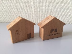 木工品　企業ノベルティー（メモスタンド）