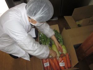 ①新鮮な野菜を仕入れます。　