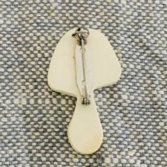 ブローチぴんくなきのこ_後ろ