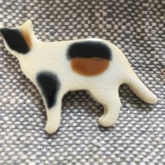 ブローチよこむきなねこ_正面