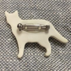 ブローチよこむきなねこ_後ろ