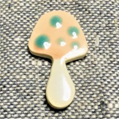 ブローチぴんくなきのこ_正面